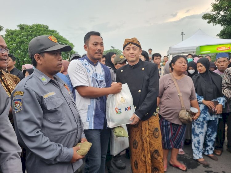 Wujud Kepedulian, KAI Berbagi Sembako di Perayaan Hari Jadi Pura Mangkunegaran. Dian Tanti Burhani/RMOLJawaTengah