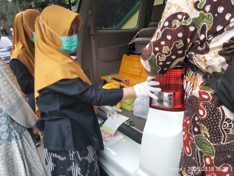 Dinas Kesehatan melakukan sampe uji makanan di lokasi sidak. Sofia/RMOLJateng