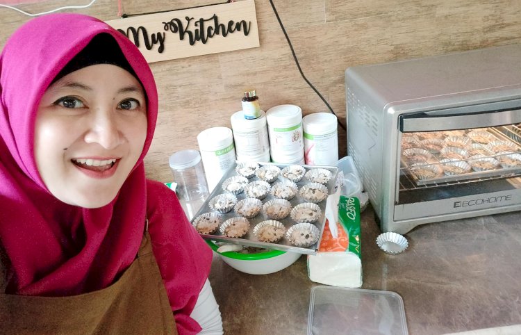 Arini Ai Putri Diana (39), berhasil meraih omzet jutaan rupiah dari pesanan ratusan toples setiap tahunnya. Achmad Lutfhi Khakim/RMOLJateng