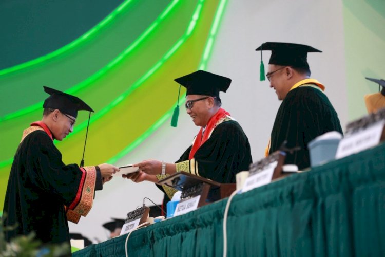 Prof Yahya Zaenul Muarif Lc Phd Atau Yang Akrab Disapa Buya Yahya Saat Menjalani Proses Wisuda Sarjana Psikologi Di Unissula Semarang, Sabtu (15/03). Istimewa 
