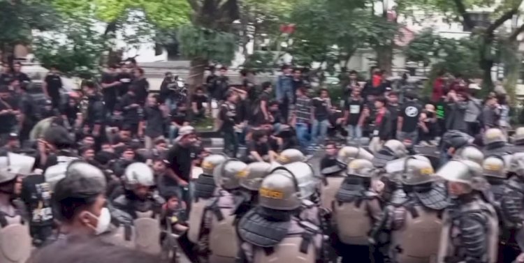 Aksi demonstrasi tuntut RUU TNI tak disahkan pemerintah di depan Kantor Gubernur Jawa Tengah, Kamis (20/3) sore berakhir ricuh antara petugas keamanan dan para massa pengunjuk rasa. Dicky Aditya/RMOLJateng