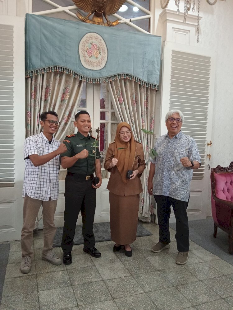 Bupati Banjarnegara Dr Amalia Desiana, Berfoto Bersama Imam Prasojo, Dandim Banjarnegara Dan Senior Manager PT PLN Indonesia Power Mrica, Nazrul Very Andhi, Dengan Membawa Bibit Tanaman Sebagai Simbol Semangat Konservasi Alam, Selasa (18/03). Dokumentasi Relawan Konservasi SDA Banjarnegara