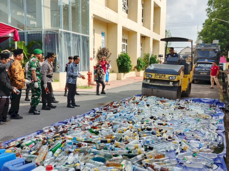 Pemusnahan Barang Bukti Yang Meliputi 1.512 Liter Minuman Keras Jenis Ciu, 279 Botol Minuman Keras, Dan Sekitar 300 Knalpot Brong Oleh Polresta Surakarta, Jumat (21/03). Dian Tanti Burhani/RMOLJawaTengah