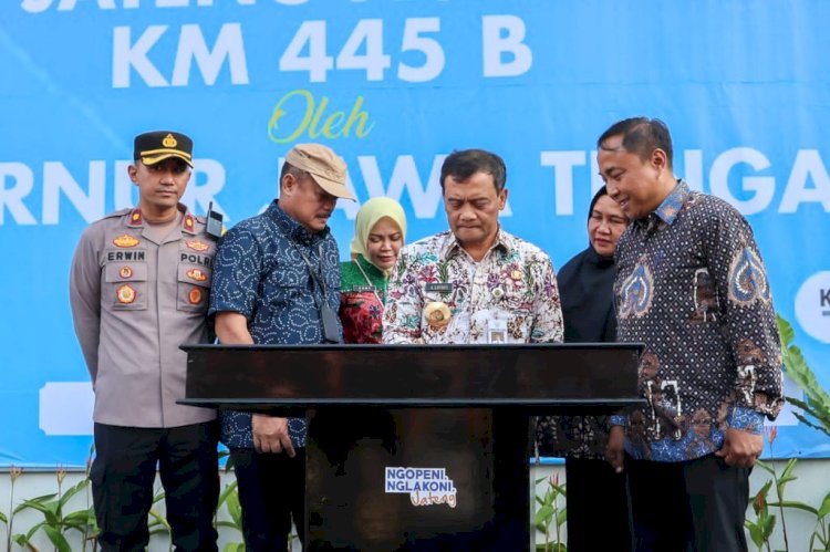Gubernur Jawa Tengah Ahmad Luthfi resmikan rest area Tol Salatiga KM 445 B Jateng Agro Berdikari akan menjadi tempat promosi UMKM (Dok. Pemprov Jateng)