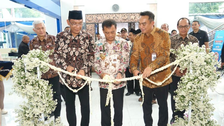 Peresmian Kantor Cabang Syariah (KCS) Bank Jateng Di Yogyakarta Oleh Gubernur Jawa Tengah, Ahmad Luthfi, Bersama Dengan Plt Direktur Utama Bank Jateng, Irianto Harko Saputro, Serta Jajaran Manajemen Bank Jateng Dan Pejabat Setempat (21/03). Humas Bank Jateng
