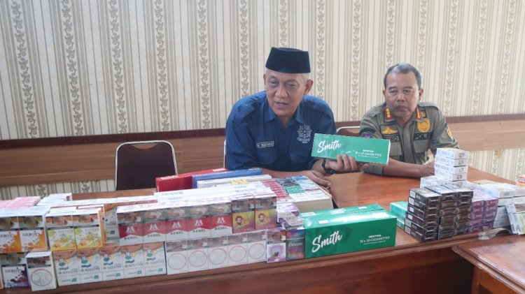 Kepala Satpol PP Damkar Purworejo, Budi Wibowo Saat Memberikan Keterangan Resmi Di Aula Kantornya Di Purworejo, Tentang Berhasil Amankan 12 Ribu Batang Rokok Ilegal. Dokumentasi IKP