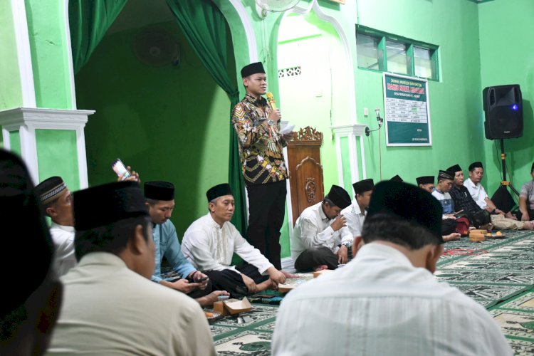 Bupati Purbalingga Fahmi M Hanif Saat Menjawab Keluhan Warga Mrebet Terkait Kurangnya Saran Pendidikan Di Kecamatan Tersebut Saat Tarling Di Kecamatan Mrebet, Jumat (21/03). Dokumentasi Humas Pemkab Purbalingga 