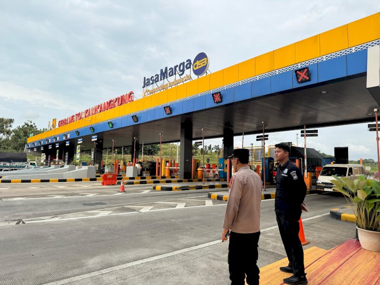 Hari pertama Operasi Ketupat Candi 2025, Minggu (23/3) arus kendaraan di Gerbang Tol Kalikangkung masih lancar (Dok. Polda Jateng)