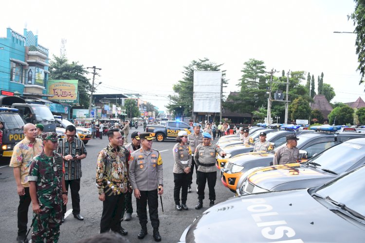 Bupati Didampingi Kapolres Dan Dandim Purbalingga Saat Mengecek Kesiapan Armada Usai Gelar Pasukan PAM Hari Raya, Jumat (21/03). Dokumentasi Humas Pemkab Purbalingga 