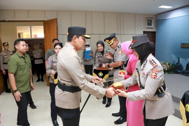 Kapolda Jawa Tengah Melantik 4 Kapolres Baru Dan Berpesan Agar Segera Menyesuaikan Tugas Penting Menjaga Kondusifitas Dan Menjamin Kelancaran Operasi Ketupat Candi 2025 Pada Momen Lebaran. Dokumentasi Polda Jateng