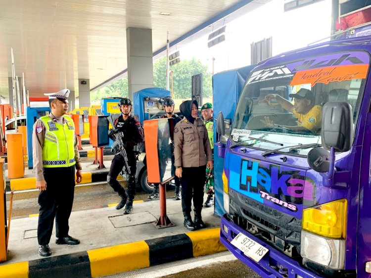 Sejumlah Petugas Dari Polda Jateng Saat Berikan Himbauan Kepada Pengguna Jalan Tol, Senin (24/03. Dokumentasi Humas Polda Jawa Tengah 
