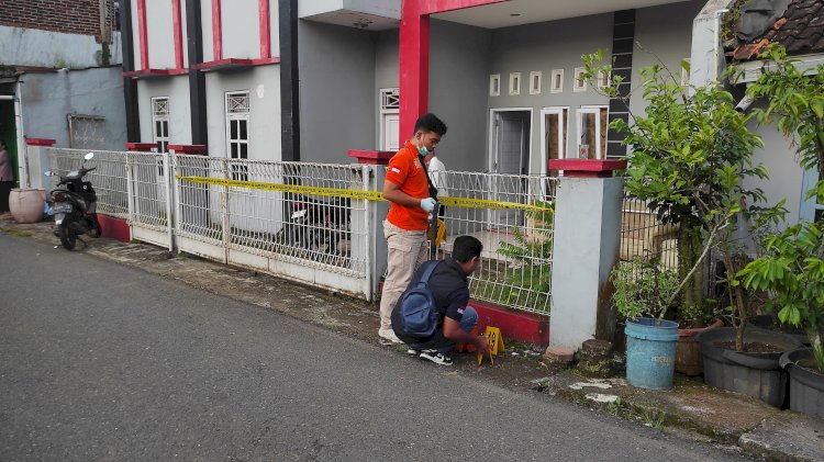 Sejumlah petugas dari Polres Banjarnegara saat melakukan olah TKP di lokasi penganiayaan, Senin (24/3). dok ICB