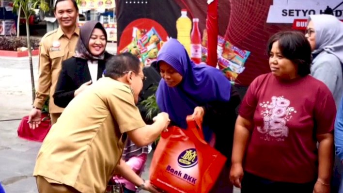 Forkopimda Grobogan memberikan bantuan sembako pada masyarakat dalam acara penutupan gebyar pasar murah di Grobogan, Dok Istimewa