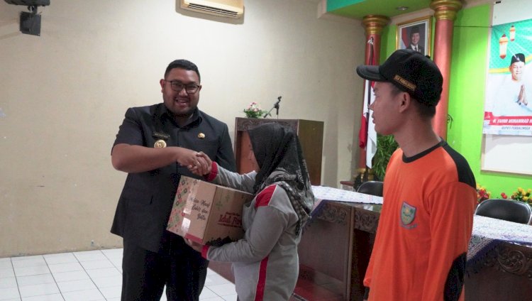 Wabup Purbalingga Dimas Prasetyahani Menyerahkan Secara Simbolis Bingkisan Kepada 181 Orang Petugas THL Lingkungan Dinas Lingkungan Hidup Purbalingga, Selasa (25/03). Dokumentasi Humas Pemkab Purbalingga