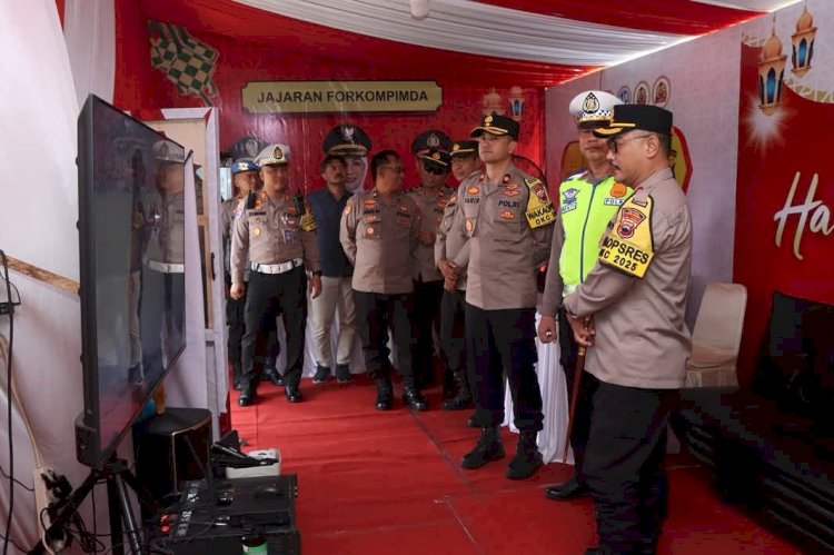 Kapolres Kebumen AKBP Eka Baasith Syamsuri Bersama Dengan Pejabat Utama (PJU) Polres Kebumen Melakukan Pemantauan Arus Lalu-Lintas Utamanya Pos Pengamanan Arus Mudik Yang Terletak Di Kecamatan Gombong Pada Hari Senin, (24/03). Humas Polres Kebumen
