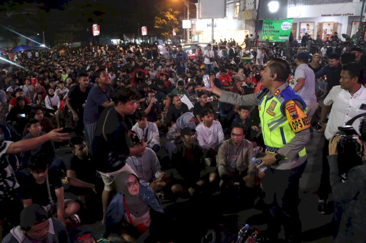 AKBP Rosyid Hartanto, Kapolres Boyolali, Memantau Pengamanan Dan Monitoring Kegiatan Nonton Bareng (Nobar) Pertandingan Sepak Bola Kualifikasi Piala Dunia Antara Timnas Indonesia Melawan Timnas Bahrain Di Monumen Susu Murni Boyolali, Kecamatan Boyolali, Kabupaten Boyolali, Pada Selasa (25/03) Tadi Malam. Humas Polres Boyolali/RMOLJawaTengah