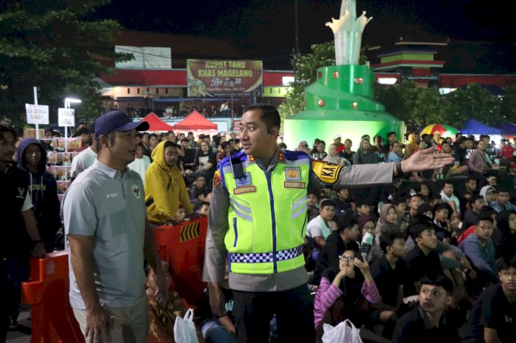 Kapolres Boyolali AKBP Rosyid Hartanto Pimpin Langsung Pengamanan Nonton Bareng Pertandingan Tim Nasional Indonesia Lawan Bahrain Di Monumen Susu Murni Boyolali, Selasa (25/03). Humas Polri Boyolali/RMOLJawaTengah