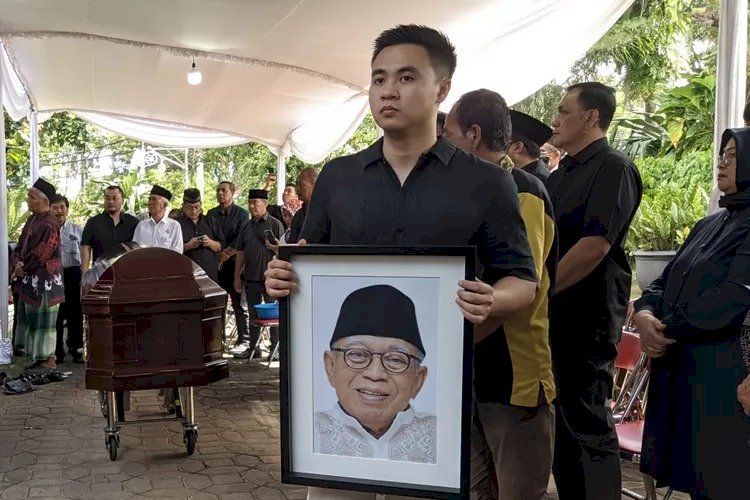 Direktur Utama Suaramerdeka.Com Gavra Alkrisanda Bhagawanta Yang Juga Cucu Ir Budi Santoso Memegang Foto Kakeknya Saat Hendak Dimakamkan Di Solo. Dokumentasi Suaramerdeka.com