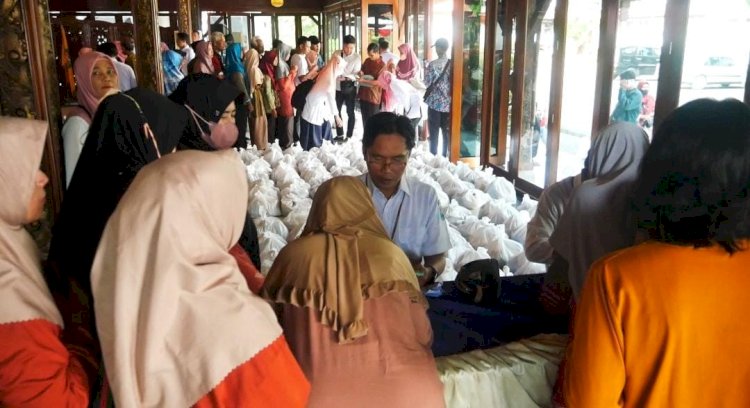 Meriahkan HKBN Kota Tegal Dinas Koperasi UKM Dan Perdagangan Bagi 560 Kupon Sembako Murah Pada Rabu, (26/03). Humas Kota Tegal