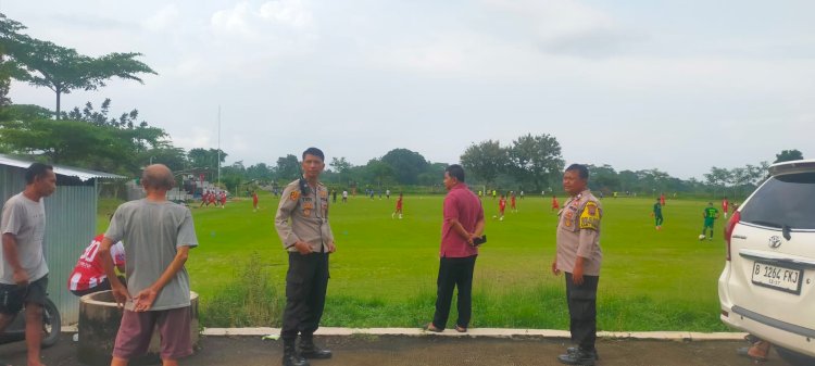 Kapolsek Teras AKP Wahyudi Dan 5 Personel Polsek Teras Monitor Pertandingan Sepak Bola Persebi Versus ILC Semarang Diselenggarakan Di Lapangan Ismoyo, Desa Bangsalan, Kecamatan Teras, Kabupaten Boyolali, Pada Hari Rabu, (26/03) Sore. Dokumentasi Humas Polres Boyolali
