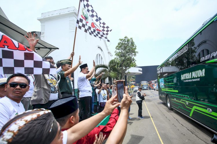 Wakil Gubernur Jateng Gus Yasin melepaskan rombongan peserta mudik dari Bandung kembali pulang agar bekerja di tanah kelahirannya, Kamis (27/3) (Dok. Pemerintah Jateng)