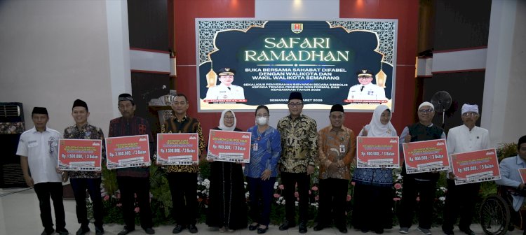 Wali Kota Semarang Agustina Wilujeng menyerahkan bisyaroh bagi 'Warga Istimewa' apresiasi atas dukungan para pegiat pendidikan non formal dan pelayanan masyarakat (Dok. Pemkot Semarang)