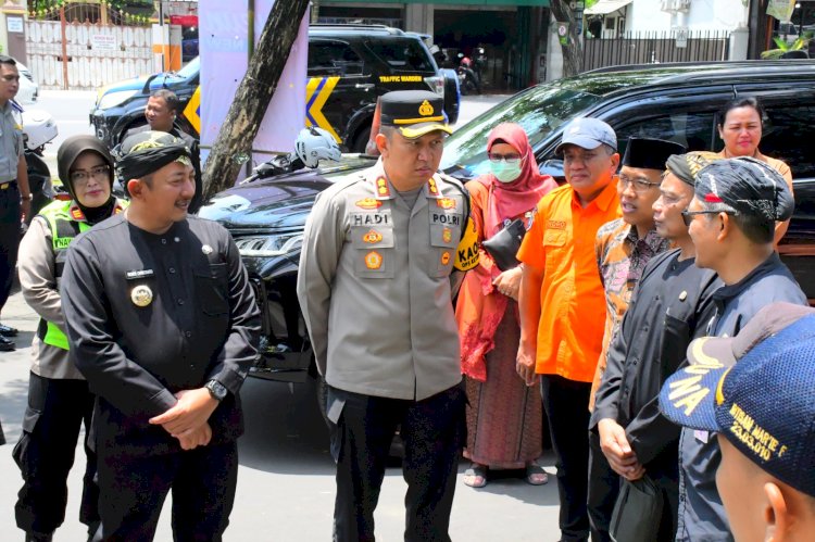 Kapolres Karanganyar, AKBP Hadi Kristanto, Saat Mengadakan Pemeriksaan Dan Patroli Skala Besar Pos Pengamanan Dan Pos Terpadu Operasi Ketupat Candi 2025. Dian Tanti Burhani/RMOLJawaTengah