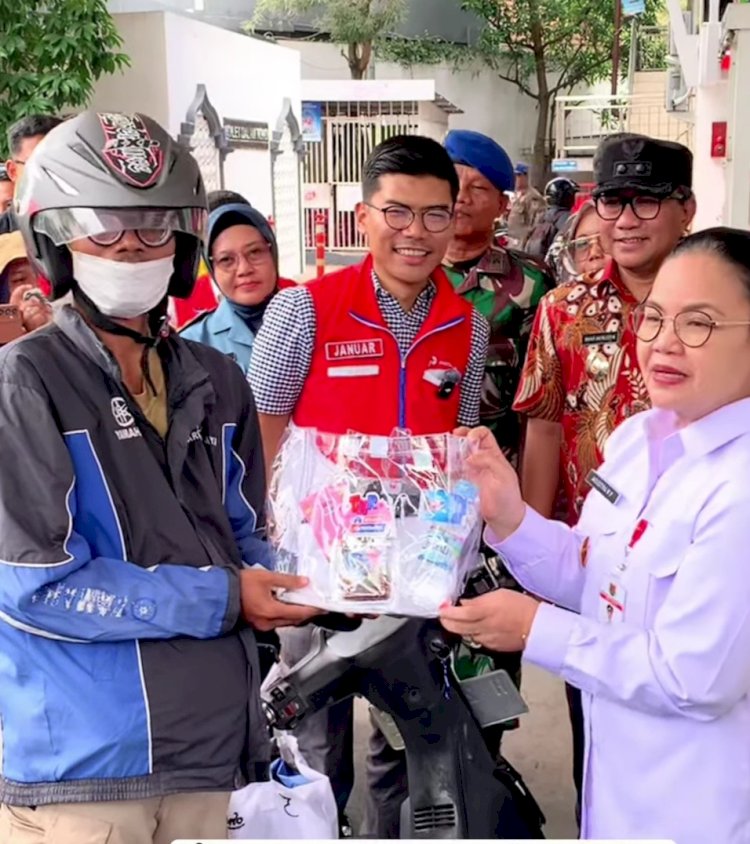 Wali Kota Semarang Agustina Wilujeng Sidak Di SPBU Sambil Berbagi Parsel Lebaran Kepada Warga Para Pembeli BBM. Dokumentasi Pemkot Semarang