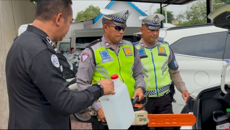 Polresta Surakarta Melengkapi Seluruh Mobil Patroli Dengan Peralatan Lengkap Seperti Gergaji, Tambang, Jerigen, Tali Tambang, Dan Dongkrak Untuk Membantu Pemudik Yang Mengalami Kendala Selama Perjalanan Mudik Lebaran 2025. Dian Tanti Burhani/RMOLJawaTengah