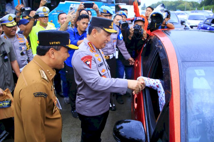 Kapolri Jenderal Listyo Sigit Prabowo tinjau puncak arus mudik Lebaran 2025 di Gerbang Tol Kalikangkung, Jumat (28/3) sore (Dok. Humas Polda Jateng)