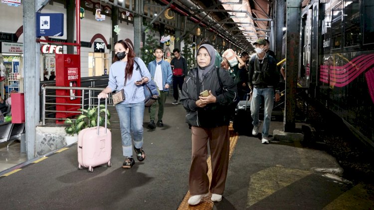 Kondisi penumpang kereta api di Stasiun Semarang, Jumat (28/3) siang. Dok Istimewa.