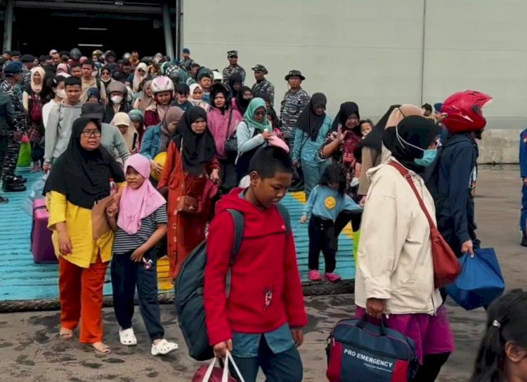 Ribuan Pemudik Mengikuti Program Mudik Gratis Menggunakan KRI Banjarmasin Milik TNI-AL Tiba Di Pelabuhan Tanjung Emas, Semarang, Jumat (28/03). Dokumentasi Pemkot Semarang
