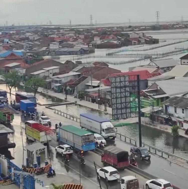 Genangan Banjir Rob Tinggi Di Jalur Pantura Semarang-Demak Akibatkan Antrean Kemacetan Panjang Kendaraan Para Pemudik. Dokumentasi Infokejadian Demak
