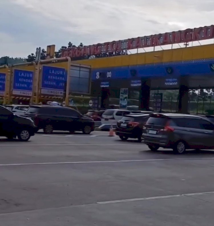 Arus Mudik Kendaraan Memasuki Gerbang Tol Kalikangkung, Sabtu (29/03) Pagi H-1 Lebaran 2025 Terpantau Lengang Dan Lancar. Dokumentasi Jasamarga Semarang-Batang