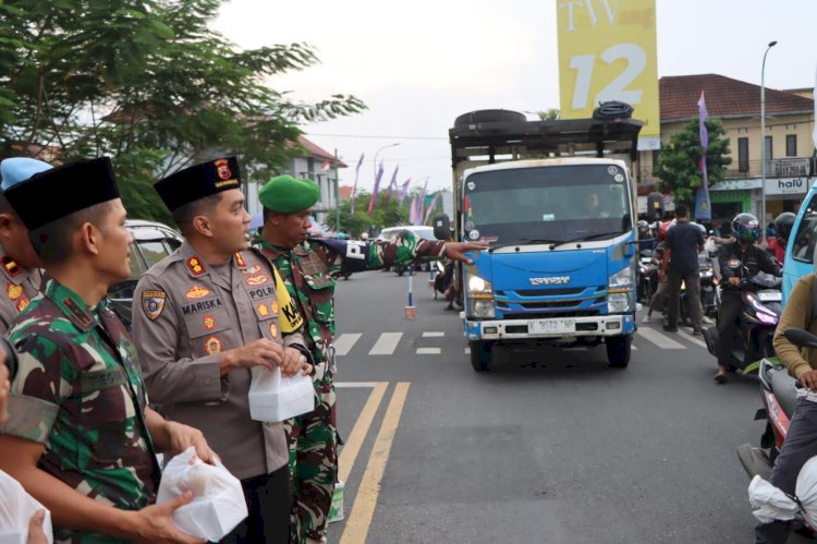 Kapolres Dan Dandim Banjarnegara Saat Membagikan Takjil Untuk Warga Banjarnegara, Kamis (27/03). Dokumentasi Pendim 0704 Banjarnegara 