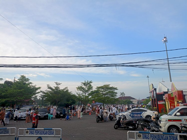 Halaman Parkir Masjid Agung Demak Diisi Kendaraan Dengan Plat Nomor Luar Kota Demak. Humas Dinas Pariwisata Demak