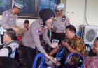 Layanan Humanis Polres Pemalang, Bagikan Air Mineral Saat Antrian Padat Di Samsat 