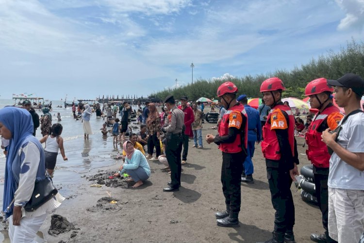 Kapolres Tegal Kota AKBP I Putu Bagus Krisna Purnama Menyiagakan Personel Pengamanan Dan Penjagaan Patroli Untuk Menyisir Destinasi Obyek Wisata Air Seperti Di Pantai Alam Indah (PAI), Pantai Pulau Kodok, Batam Sari, Komodo Dan Pantai Muarareja Indah Serta Water Park Kota Tegal. Humas Polres Tegal Kota