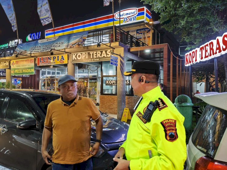 Kapolres Boyolali, AKBP Rosyid Hartanto, Memimpin Penangangan Arus Balik Lebaran Di KM 478 B Boyolali, Pada Rabu (02/04) Malam. Dokumentasi Humas Polres Boyolali