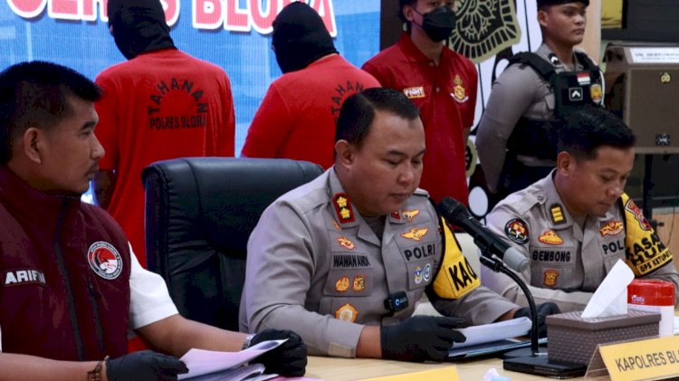 Kapolres Blora AKBP Wawan Andi Susanto saat menggelar konferensi pers di Mapolres Blora, Jumat (4/4). Dok Istimewa.