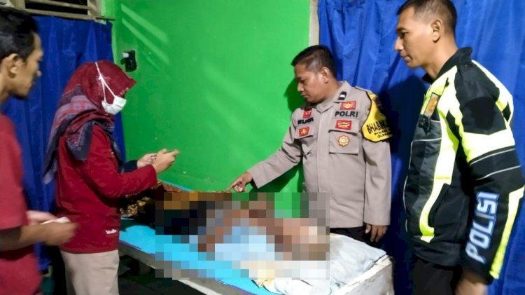 Polisi Bersama Petugas Medis Saat Memeriksa Jenazah Lansia Yang Ditemukan Diduga Tersambar Petir, Kamis (03/04). Dokumentasi Humas Polres Purbalingga 