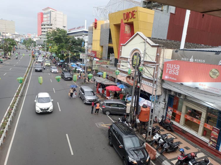 Pengunjung di Pusat Oleh-oleh Jalan Pandanaran pada libur Lebaran ini setiap hari makin ramai. Dicky Aditya/RMOLJateng