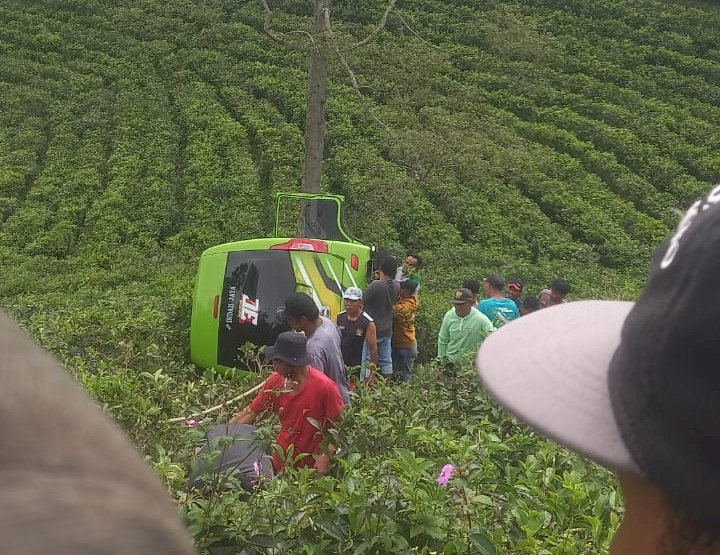 Minibus terguling  di Gumeng Jenawi/istimewa. Dok Relawan