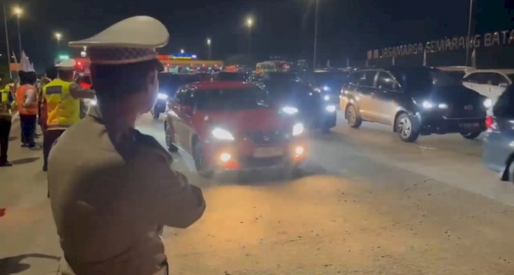 One way arus balik lokal dilakukan Polda Jateng mulai Gerbang Tol Kalikangkung sampai Pejagan, Jumat (4/4) malam agar mengurangi kepadatan lalin (Dok. Polda Jateng)