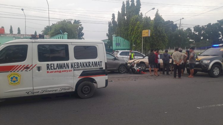 Evakuasi Korban Kecelakaan Beruntun Yang Melibatkan 5 (Lima) Kendaraan Bermotor Terjadi Di Jalan Solo-Sragen, Wilayah Kabupaten Karanganyar. Dokumentasi Relawan