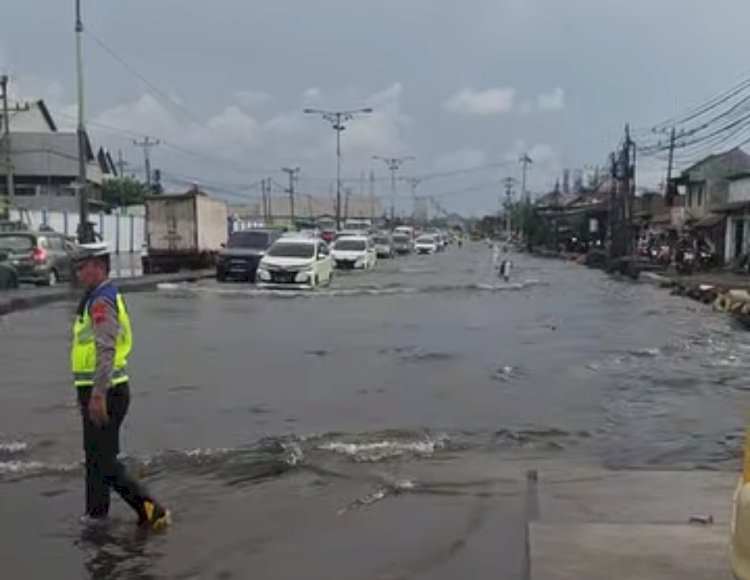 Rob ekstrem di Jalur Pantura Semarang-Demak, Sabtu (5/4) siang sekitar 40 cm menggangu kelancaran arus balik (Dok. Info Kejadian Demak)