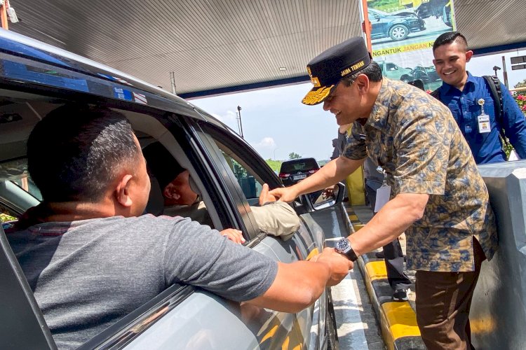 Gubernur Jateng Ahmad Luthfi Ikut Melepas Flag Off One Way Nasional Arus Balik Di Gerbang Tol Kalikangkung, Minggu (06/04). Dokumentasi Pemerintah Jateng
