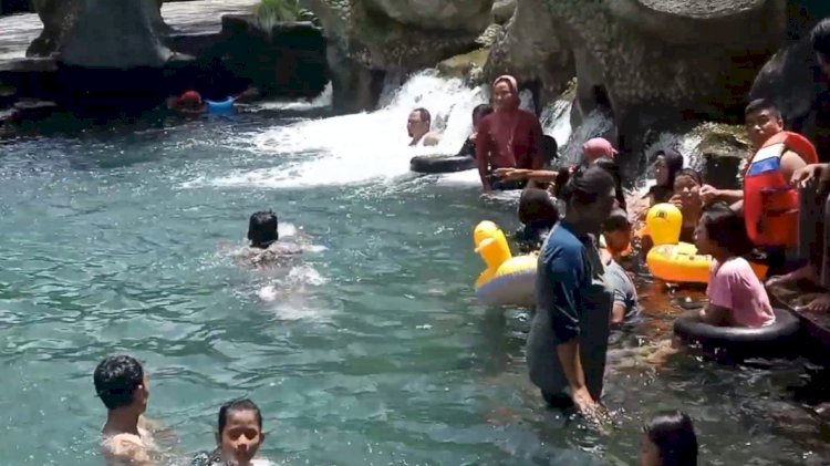 Sendang Keyongan Klambu Grobogan Jawa Tengah dibanjiri pengunjung, Minggu, (6/4).