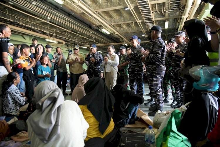 Wali Kota Semarang Agustina Wilujeng melepas ribuan pemudik arus balik kembali ke Jakarta dengan menaiki KRI Banjarmasin, di Pelabuhan Tanjung Emas Semarang, Minggu (6/4) (Dok. Pemkot Semarang)