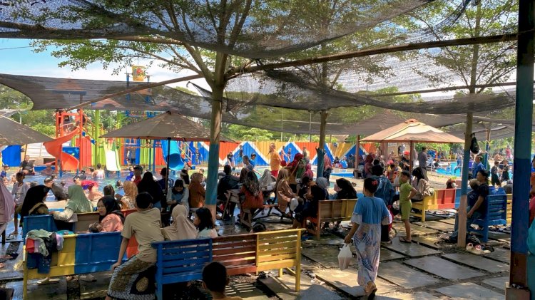 Keramaian Pengunjung Melakukan Tradisi Syawalan Di Waterpark Tembalang Asri, Demak. Dinas Pariwisata Demak